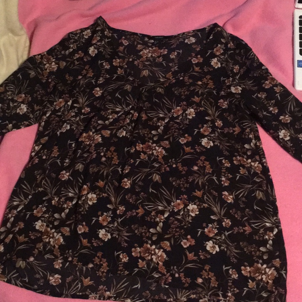 V-neck flowery blouse